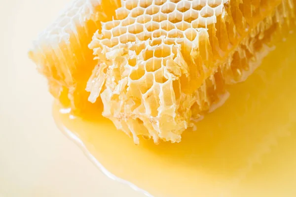 Bit Honeycomb Med Honung Närbild Hälsosamma Produkter Ekologiska Ingredienser — Stockfoto