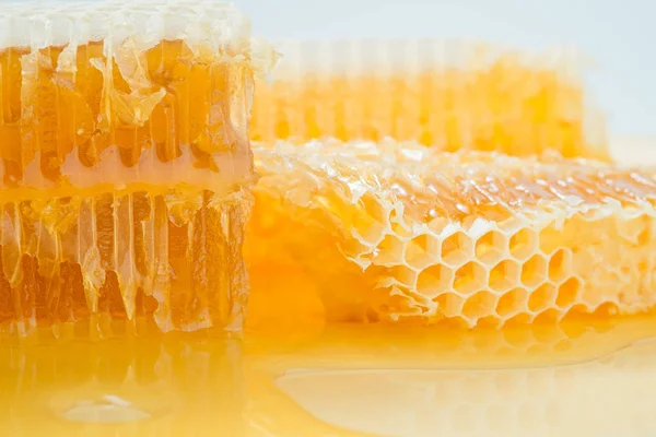 Bit Honeycomb Med Honung Närbild Hälsosamma Produkter Ekologiska Ingredienser — Stockfoto