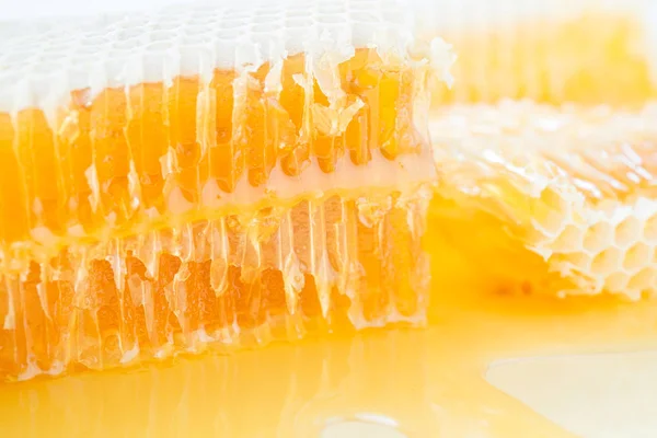 Bit Honeycomb Med Honung Närbild Hälsosamma Produkter Ekologiska Ingredienser — Stockfoto