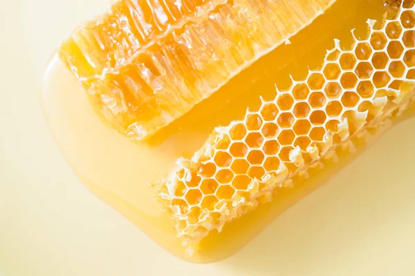 Bit Honeycomb Med Honung Närbild Hälsosamma Produkter Ekologiska Ingredienser — Stockfoto