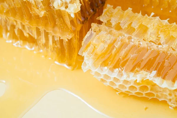 Bit Honeycomb Med Honung Närbild Hälsosamma Produkter Ekologiska Ingredienser — Stockfoto