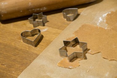 Ev yapımı Gingerbread çerezleri kesme formlar ve zencefilli kurabiye hamur kabartma kağıt pişirme için hazır