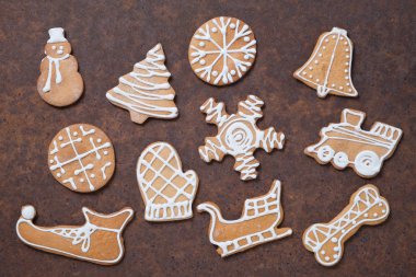 Noel dekorasyonu. Gingerbread bir kahverengi eski paslı metal masa üzerinde. Kahverengi bir eski paslı metal masa üzerinde üstten görünüm.