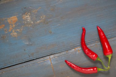 Kırmızı sıcak biber bir gri tahta masada biber. Metin için özgür yer. Üstten görünüm
