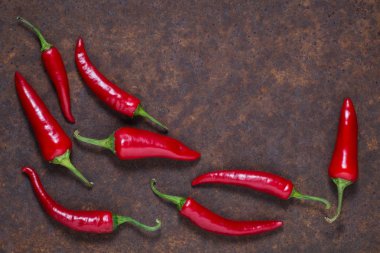 Koyu arka plan üzerinde kırmızı sıcak biber biber. Metin için özgür yer. Üstten görünüm