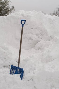 Temizlik kürek kar, bir yığın içinde sıkışmış kar tepe.