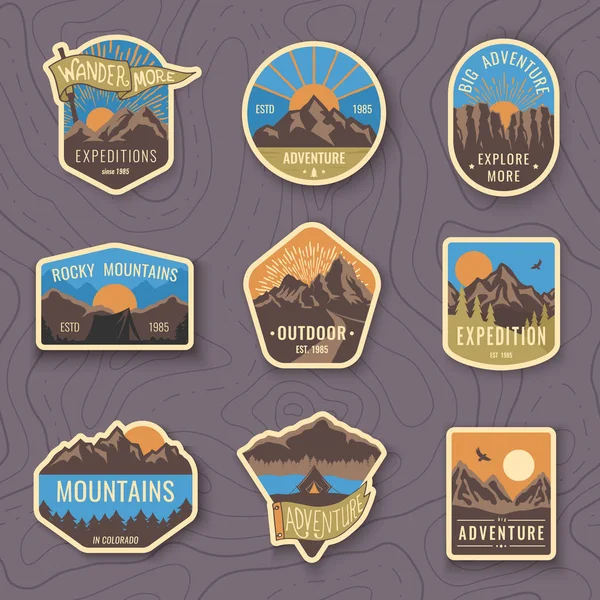 Set von neun Emblemen für Bergwanderungen. camping Outdoor-Abenteuer Embleme, Abzeichen und Logo-Aufnäher. Bergtourismus, Wandern. Waldcamp-Etiketten im Vintage-Stil — Stockvektor