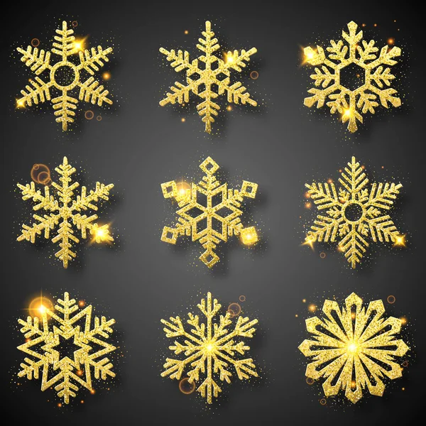 Colección de copos de nieve de brillo dorado. Nueve copos de nieve dorados brillantes con textura brillante. Decoración vacaciones de invierno — Vector de stock