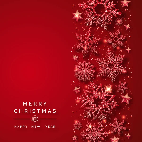 Fondo de Navidad con brillantes copos de nieve rojos y nieve. Feliz Navidad ilustración de la tarjeta sobre fondo rojo. Copos de nieve rojos brillantes con textura brillante — Vector de stock