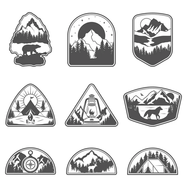 Set van negen berg zwarte reizen emblemen. Camping outdoor avontuur emblemen, patches badges en logo. Berg toerisme, wandelen. Natuur etiketten in vintage stijl — Stockvector