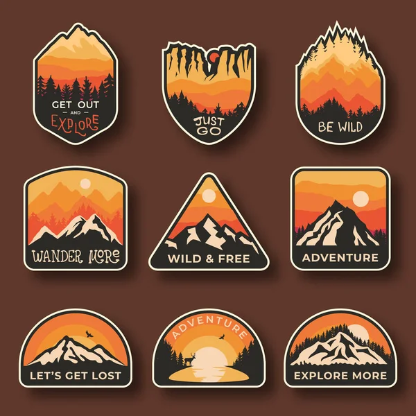 Dokuz dağ seyahat Amblemler kümesi. Açık macera Amblemler kamp, yamalar rozetleri ve logosu. Dağ turizm, Hiking. Vintage tarzı etiketlerinde doğa