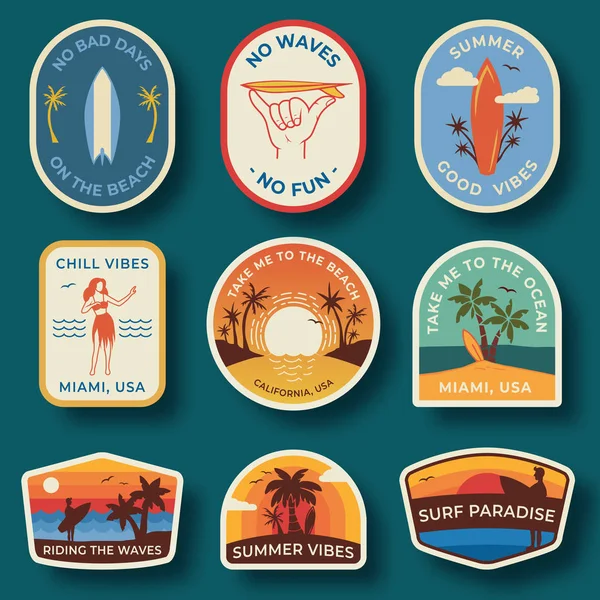 Set van negen strand badges. Hand getekende palmbomen en strand elementen in retro stijl. Zomer etiketten, badges en iconen — Stockvector