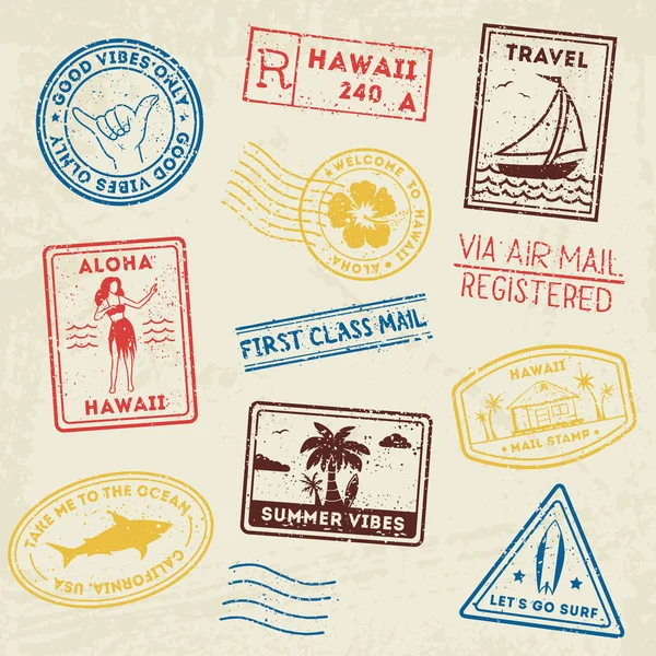 Sellos postales de playa de verano. Palmeras dibujadas a mano y elementos de playa en estilo retro. Etiquetas grunge de verano, insignias e iconos — Vector de stock