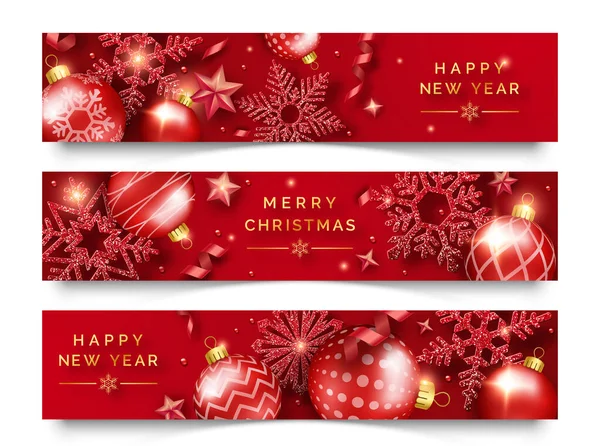 Три рождественских горизонтальных плаката с сияющими снежинками, лентами, звездами и красочными шарами. Новогодняя и рождественская открытки на красном фоне — стоковый вектор