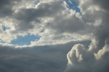 Kasvetli bulutlar gökyüzünde