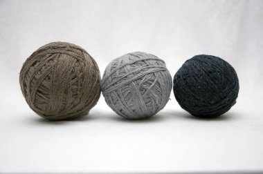 İplik, iplik, dikiş beyaz bir arka plan üzerinde topları.