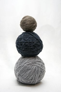 İplik, iplik, dikiş beyaz bir arka plan üzerinde topları.