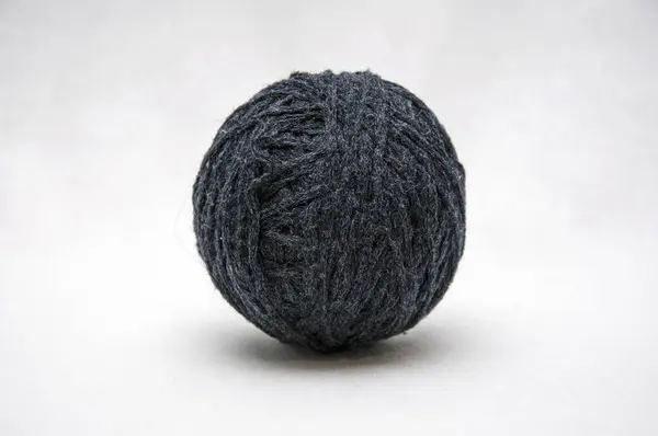 İplik, iplik, dikiş beyaz bir arka plan üzerinde topları.