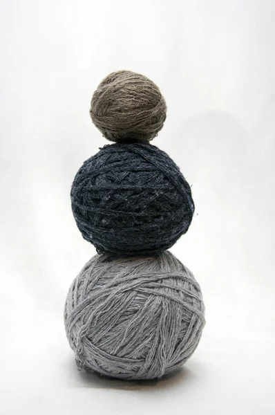 İplik, iplik, dikiş beyaz bir arka plan üzerinde topları.