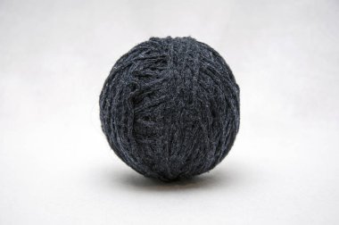 İplik, iplik, dikiş beyaz bir arka plan üzerinde topları.