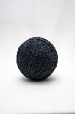 İplik, iplik, dikiş beyaz bir arka plan üzerinde topları.