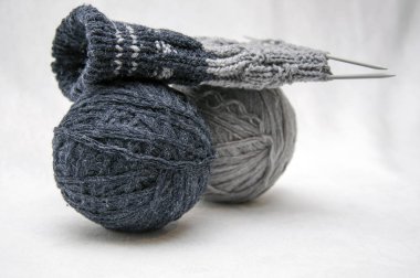 İplik, iplik, dikiş beyaz bir arka plan üzerinde topları.