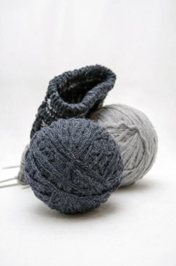 İplik, iplik, dikiş beyaz bir arka plan üzerinde topları.