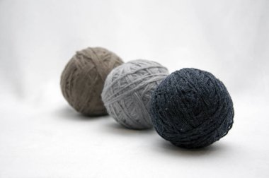 İplik, iplik, dikiş beyaz bir arka plan üzerinde topları.