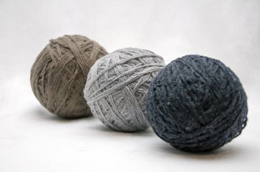 İplik, iplik, dikiş beyaz bir arka plan üzerinde topları.