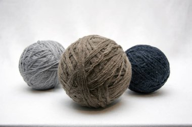 İplik, iplik, dikiş beyaz bir arka plan üzerinde topları.