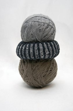 İplik, iplik, dikiş beyaz bir arka plan üzerinde topları.