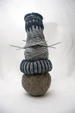 İplik, iplik, dikiş beyaz bir arka plan üzerinde topları.