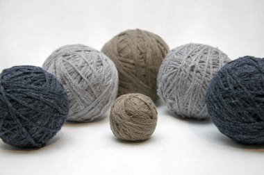 İplik, iplik, dikiş beyaz bir arka plan üzerinde topları.