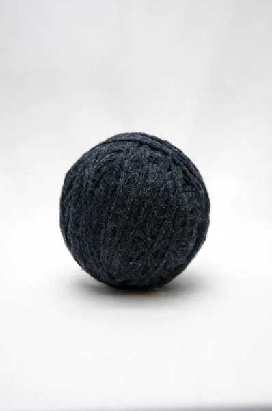 İplik, iplik, dikiş beyaz bir arka plan üzerinde topları.