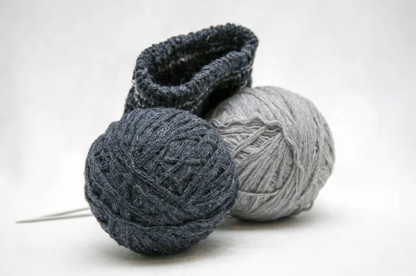 İplik, iplik, dikiş beyaz bir arka plan üzerinde topları.