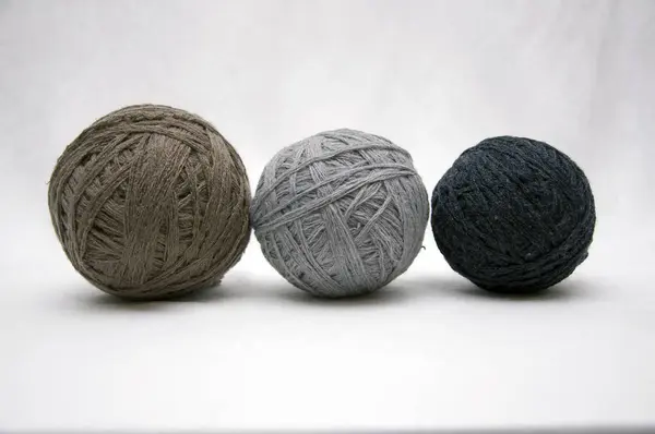 İplik, iplik, dikiş beyaz bir arka plan üzerinde topları.