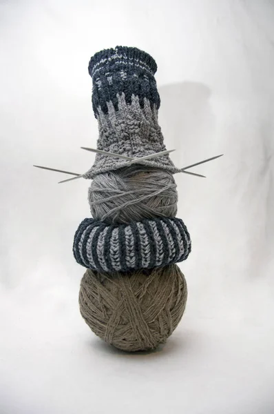 İplik, iplik, dikiş beyaz bir arka plan üzerinde topları.