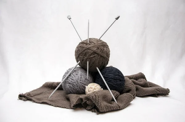 İplik, iplik, dikiş beyaz bir arka plan üzerinde topları.