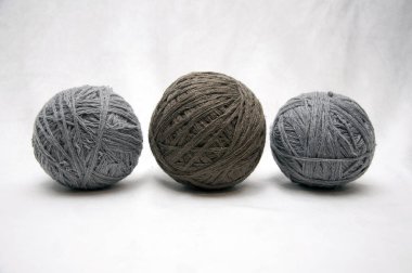 İplik, iplik, dikiş beyaz bir arka plan üzerinde topları.