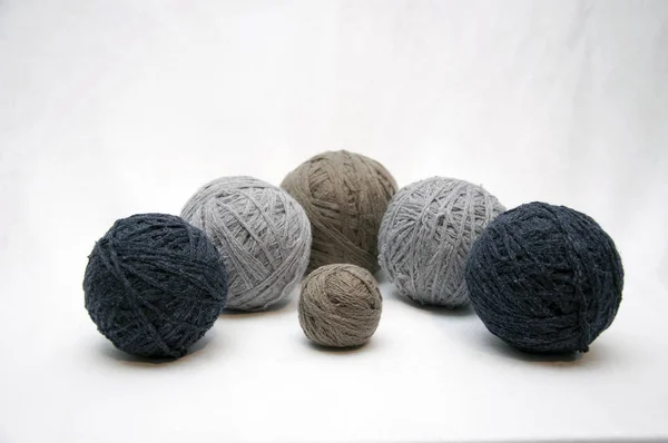 İplik, iplik, dikiş beyaz bir arka plan üzerinde topları.