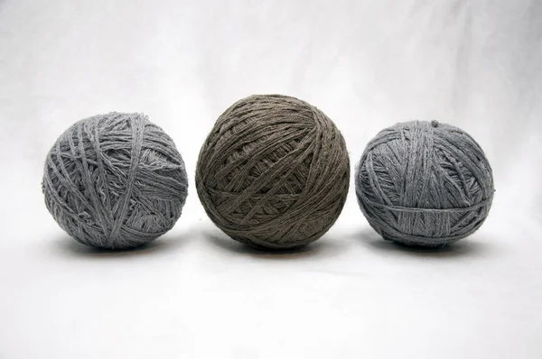 İplik, iplik, dikiş beyaz bir arka plan üzerinde topları.