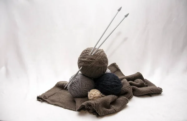 İplik, iplik, dikiş beyaz bir arka plan üzerinde topları.