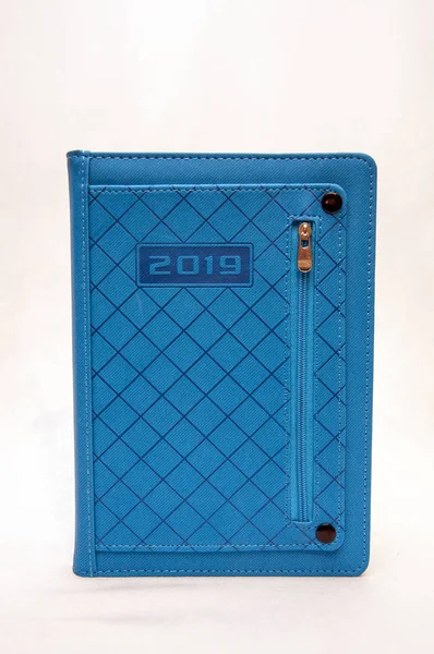 Beyaz zemin üzerinde mavi günlüğü.