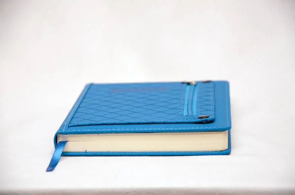 Beyaz zemin üzerinde mavi günlüğü.