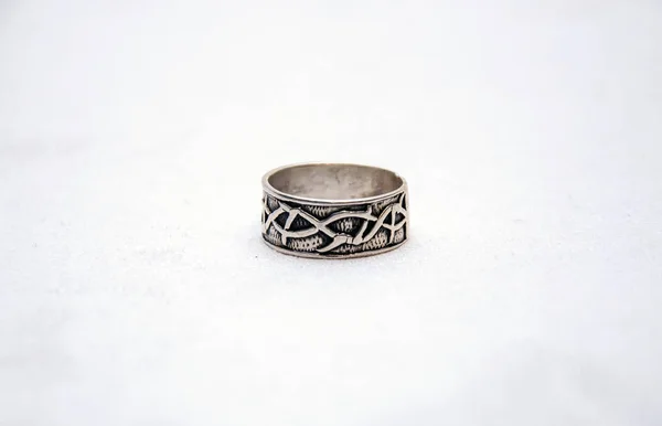 beyaz zemin üzerinde gümüş yüzük.