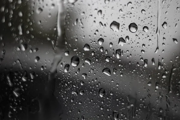 Deszczowa Scena Streszczenie Wielu Krople Deszczu Spadające Przezroczyste Szkło — Zdjęcie stockowe