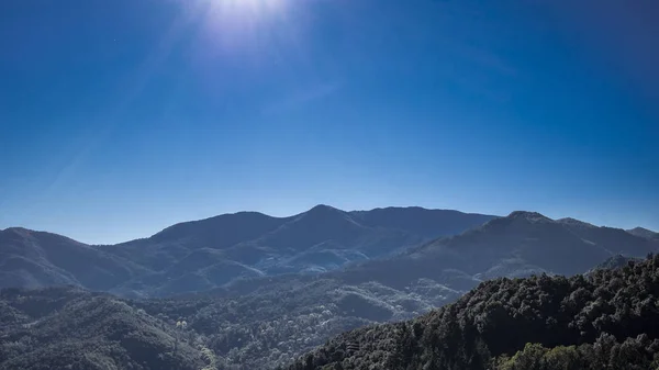 Ήλιος Φωτοβολίδα Λάμπει Ένα Βουνό Κορυφή Τοπίο Σιλουέτα Στερεά Μπλε — Φωτογραφία Αρχείου