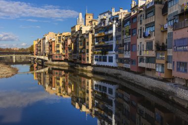 Girona ünlü dönüm noktası, Catalonia nehir su yansıması. Nehir cephe evleri.