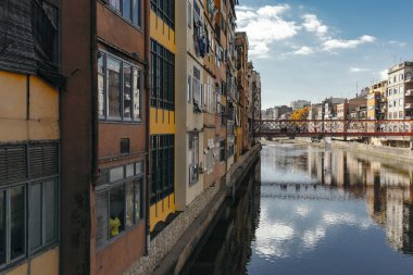 Girona ünlü dönüm noktası, Catalonia nehir su yansıması. Nehir cephe evleri.
