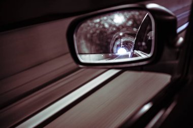 Bir karayolu üzerinde sol ayna araç